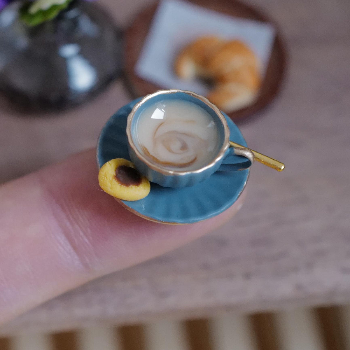 Miniatura à escala 1:12 de chávena e pires de café com colher e bolacha, 3/4 inch de diâmetro, decoração para casa de bonecas (azul) (grande) (não comestível)