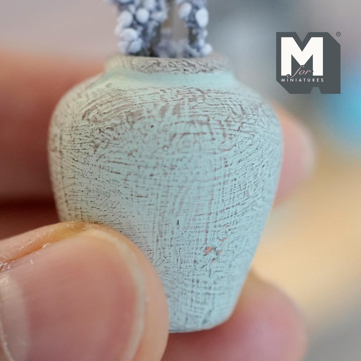 Miniatura in scala 1:12 vaso di argilla a forma di prugna con steli di fiori argentati, invecchiato, alto 2-1/16 inch, decorazione per casa delle bambole (verde menta)