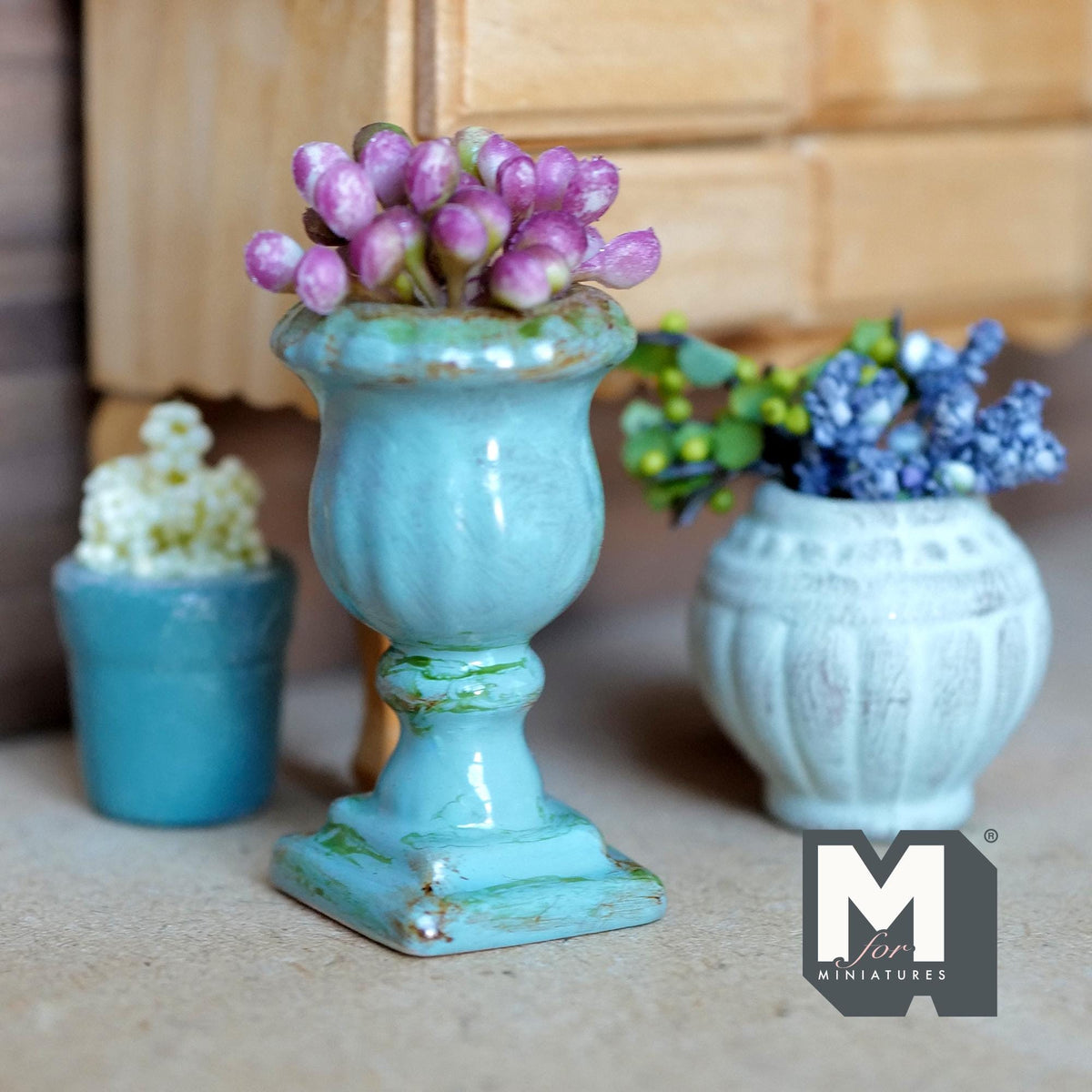 Miniatura in scala 1:12 pianta in vaso di ceramica, urna su piedistallo in stile romano invecchiata con boccioli di fiori, alta 2-1/16 inch, decorazione per casa delle bambole (verde acqua)