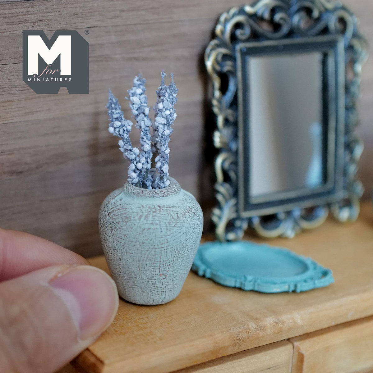 Miniatura in scala 1:12 vaso di argilla a forma di prugna con steli di fiori argentati, invecchiato, alto 2-1/16 inch, decorazione per casa delle bambole (verde menta)