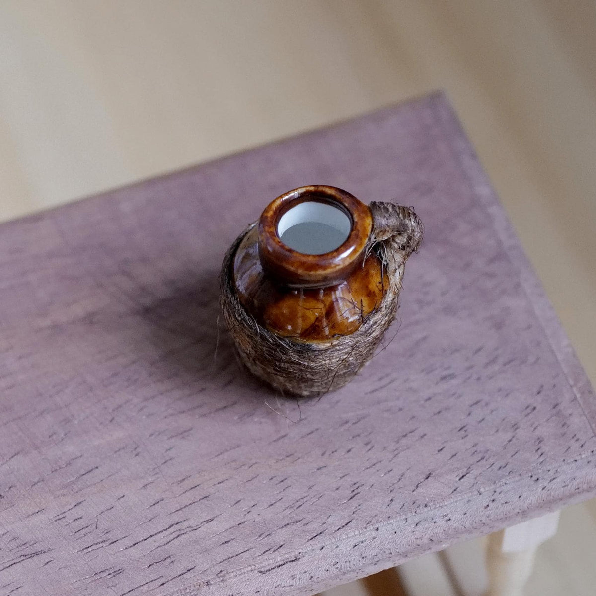 Miniature brunglaseret keramikkande viklet med jutegarn i skala 1:12, 1 inch høj, dukkehuspynt