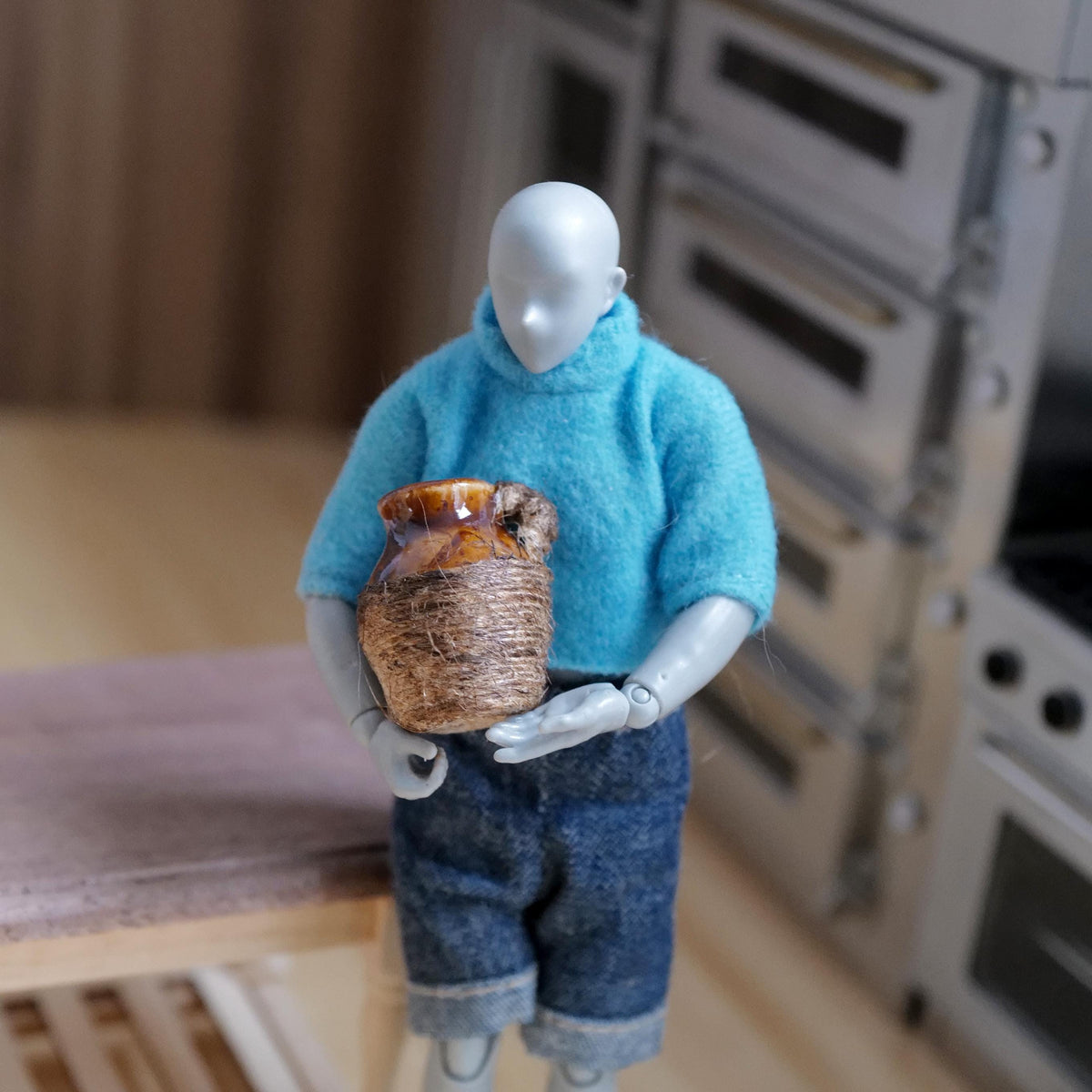 Miniature brunglaseret keramikkande viklet med jutegarn i skala 1:12, 1 inch høj, dukkehuspynt