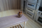 Miniature brunglaseret keramikkande viklet med jutegarn i skala 1:12, 1 inch høj, dukkehuspynt