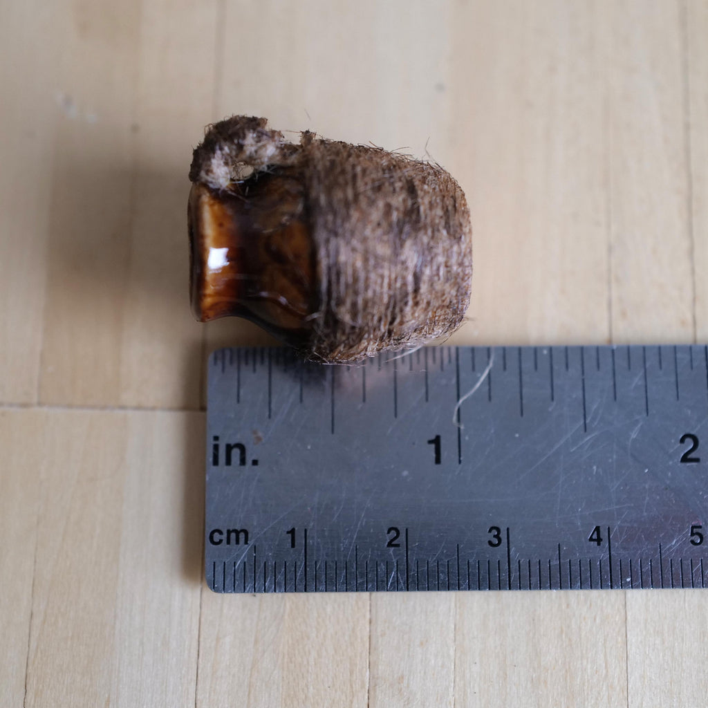 Miniature brunglaseret keramikkande viklet med jutegarn i skala 1:12, 1 inch høj, dukkehuspynt