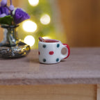 Miniatura a escala 1:12 de taza de cerámica de lunares con vino caliente, rama de canela y rodaja de naranja, 7/16 inch de alto, decoración para casa de muñecas (no comestible)