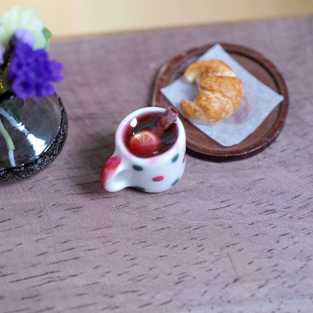 Miniatura a escala 1:12 de taza de cerámica de lunares con vino caliente, rama de canela y rodaja de naranja, 7/16 inch de alto, decoración para casa de muñecas (no comestible)