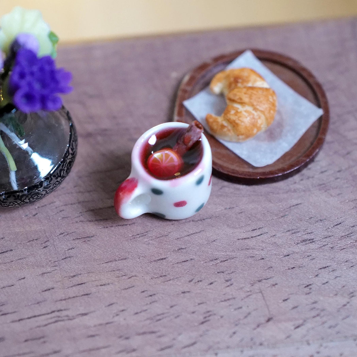 Miniatura a escala 1:12 de taza de cerámica de lunares con vino caliente, rama de canela y rodaja de naranja, 7/16 inch de alto, decoración para casa de muñecas (no comestible)