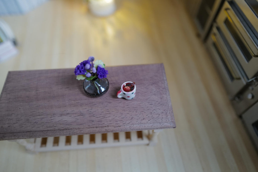 Miniatura a escala 1:12 de taza de cerámica de lunares con vino caliente, rama de canela y rodaja de naranja, 7/16 inch de alto, decoración para casa de muñecas (no comestible)