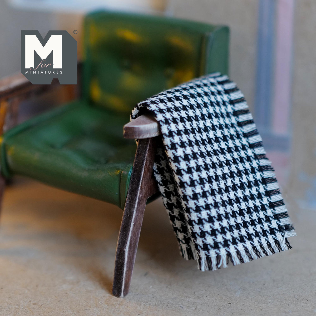 Miniatur-Sessel im Used-Look aus Kunstleder mit kariertem Plaid, Maßstab 1:12, 2-1/2 inch breit, Puppenhausdeko (grün)