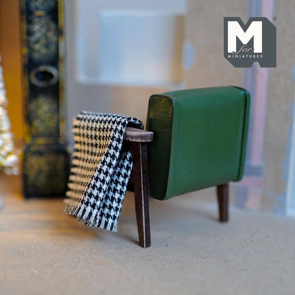 Miniatur-Sessel im Used-Look aus Kunstleder mit kariertem Plaid, Maßstab 1:12, 2-1/2 inch breit, Puppenhausdeko (grün)
