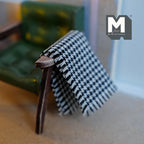 Miniatur-Sessel im Used-Look aus Kunstleder mit kariertem Plaid, Maßstab 1:12, 2-1/2 inch breit, Puppenhausdeko (grün)