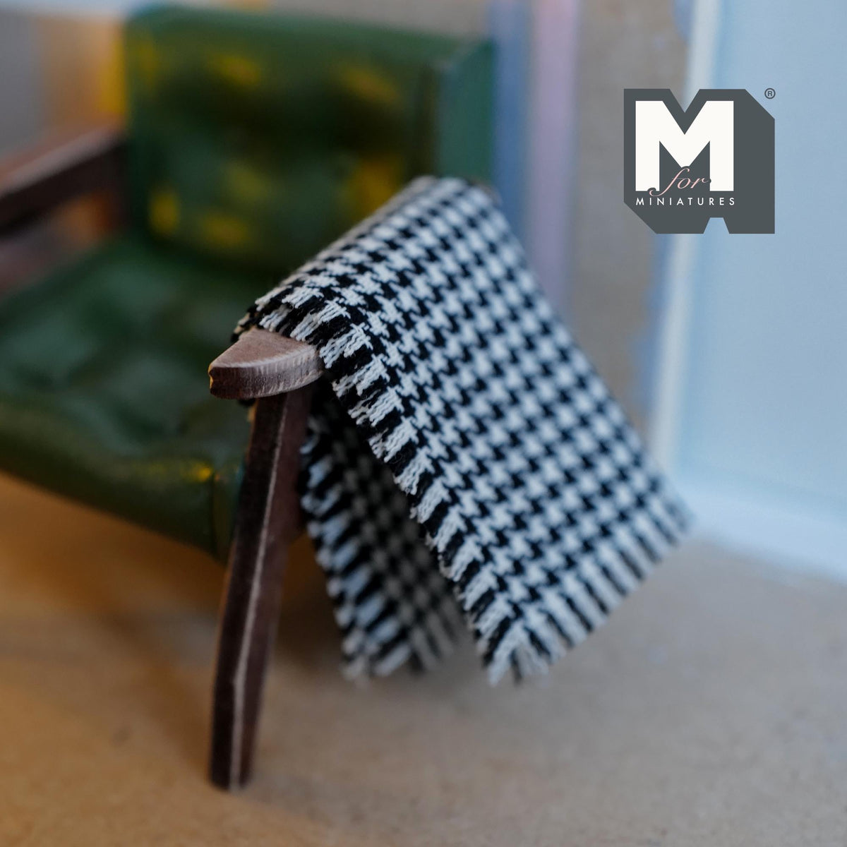 Miniatur-Sessel im Used-Look aus Kunstleder mit kariertem Plaid, Maßstab 1:12, 2-1/2 inch breit, Puppenhausdeko (grün)