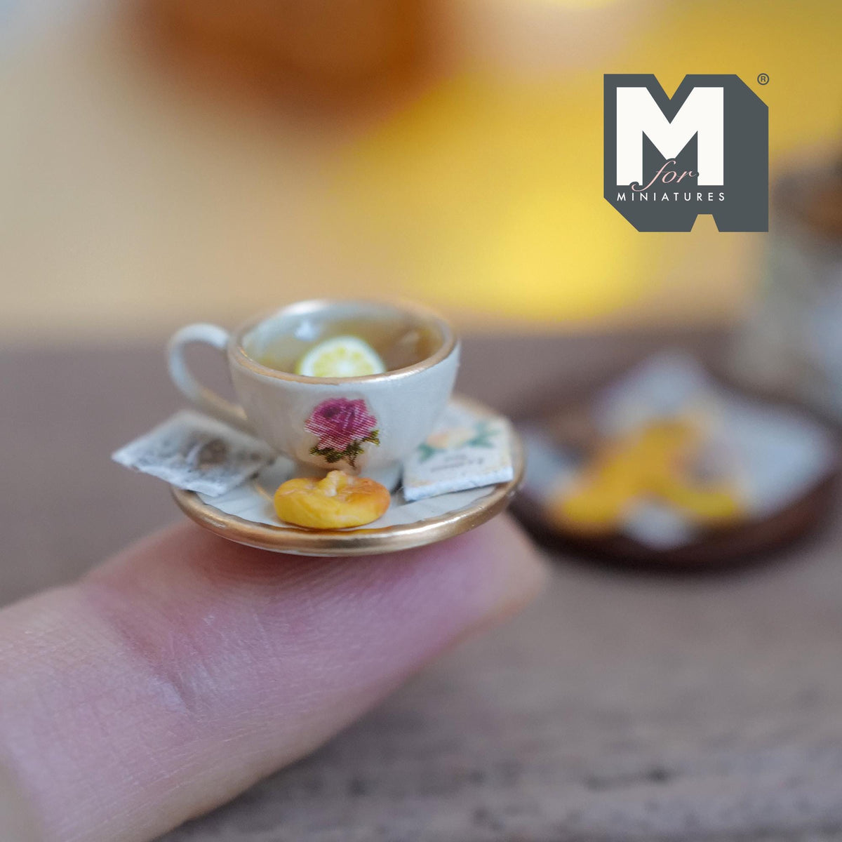 Schaal 1:12 miniatuur kop en schotel met citroenthee en koekje, 3/4 inch diameter, poppenhuisdecoratie (wit)