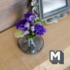 Miniature glasvase med lilla nelliker i skala 1:12, blomsterarrangement, 7/8 inch i diameter, dukkehuspynt