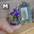 Miniature glasvase med lilla nelliker i skala 1:12, blomsterarrangement, 7/8 inch i diameter, dukkehuspynt