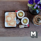 Plateau de thé au citron miniature à l'échelle 1:12 avec 2 mugs et biscuits, 1-5/8 pouce de long, décoration pour maison de poupée (blanc et cœur rouge)
