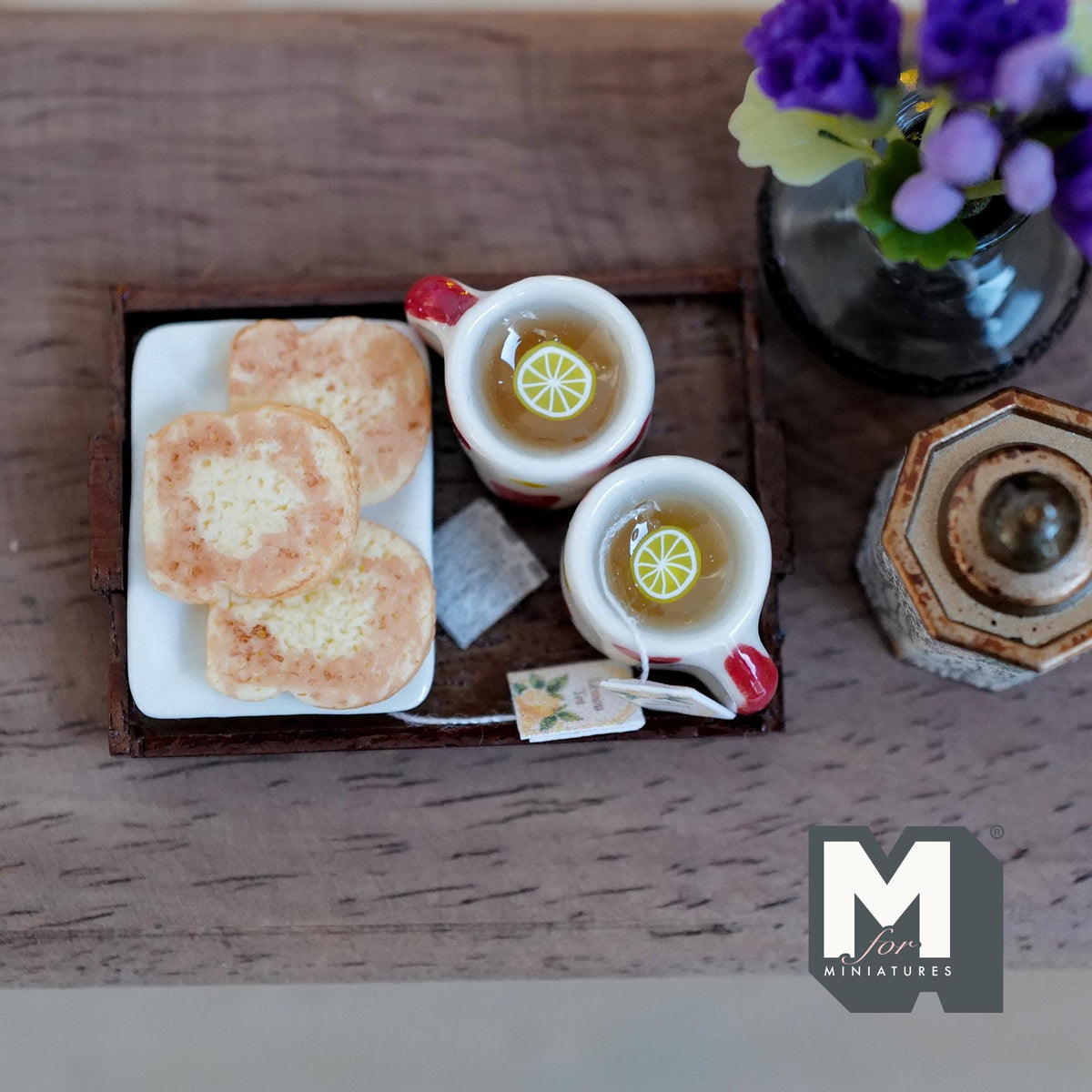 Plateau de thé au citron miniature à l'échelle 1:12 avec 2 mugs et biscuits, 1-5/8 pouce de long, décoration pour maison de poupée (blanc et cœur rouge)