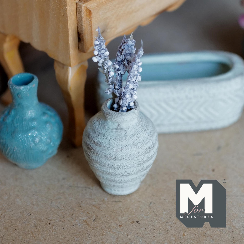 Miniatura a escala 1:12 de jarrón de barro acanalado con tallos de flores blancas, 1-3/4 inch de alto, decoración para casa de muñecas (encalado)