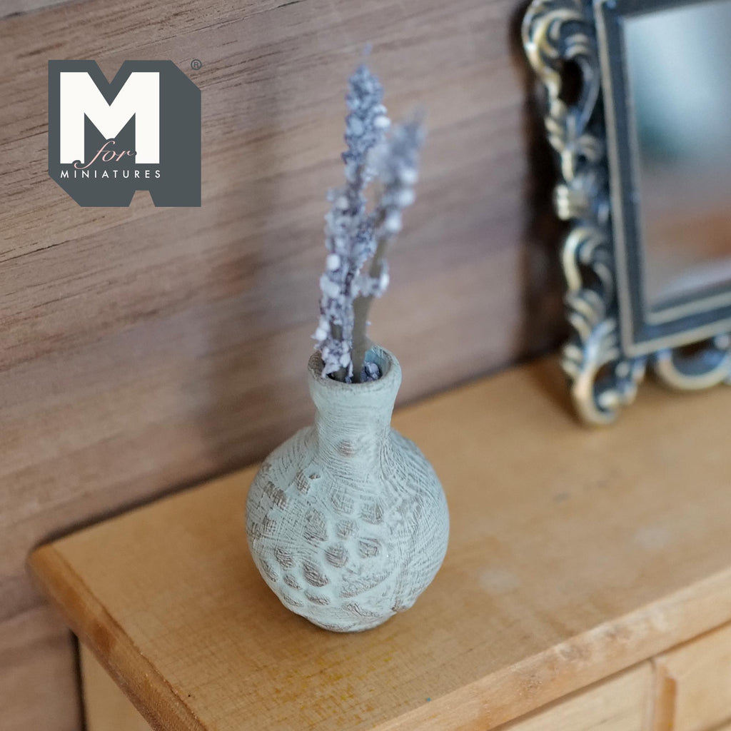 Miniature rund vase i ler med relief og hvide blomsterstilke i skala 1:12, 1-3/4 inch høj, dukkehuspynt (hvidkalket)