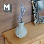 Miniature rund vase i ler med relief og hvide blomsterstilke i skala 1:12, 1-3/4 inch høj, dukkehuspynt (hvidkalket)