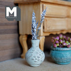 Miniature rund vase i ler med relief og hvide blomsterstilke i skala 1:12, 1-3/4 inch høj, dukkehuspynt (hvidkalket)