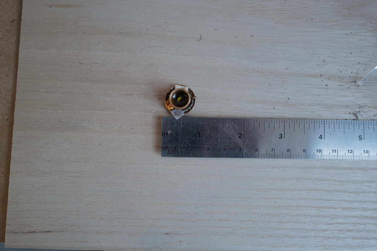Miniature kop og underkop med citronte og småkage i skala 1:12, 3/4 inch i diameter, dukkehuspynt (brun med prikker)