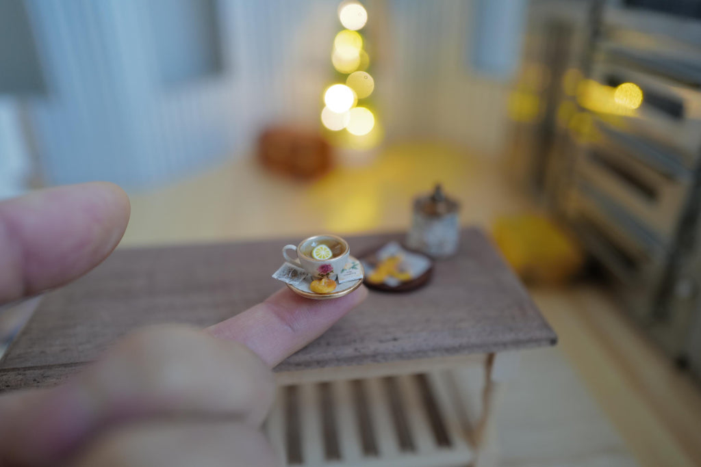 Schaal 1:12 miniatuur kop en schotel met citroenthee en koekje, 3/4 inch diameter, poppenhuisdecoratie (wit)