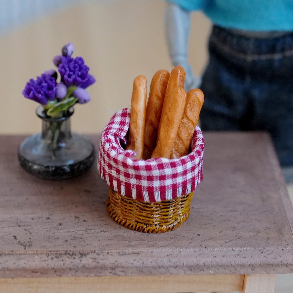 1:12 Scale Miniature Bread Basket with 5 Baguettes and Red and White Checkered Cloth, 15/16 inch dia., Dollhouse Decor (non edible)