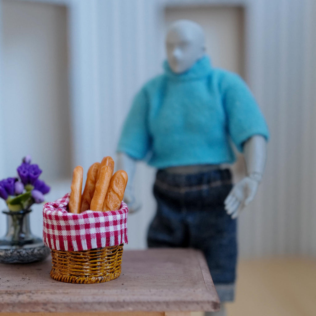 1:12 Scale Miniature Bread Basket with 5 Baguettes and Red and White Checkered Cloth, 15/16 inch dia., Dollhouse Decor (non edible)