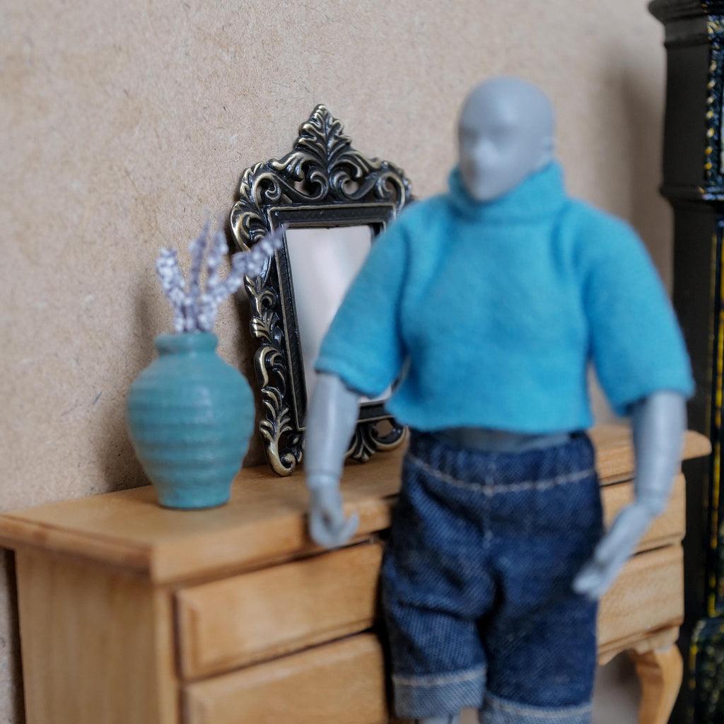 Miniatur-Tonvase mit Rillen im Maßstab 1:12 mit weißen und fliederfarbenen Blumenstielen, 1-3/4 Zoll hoch, DIY-Puppenhausbedarf (türkis)