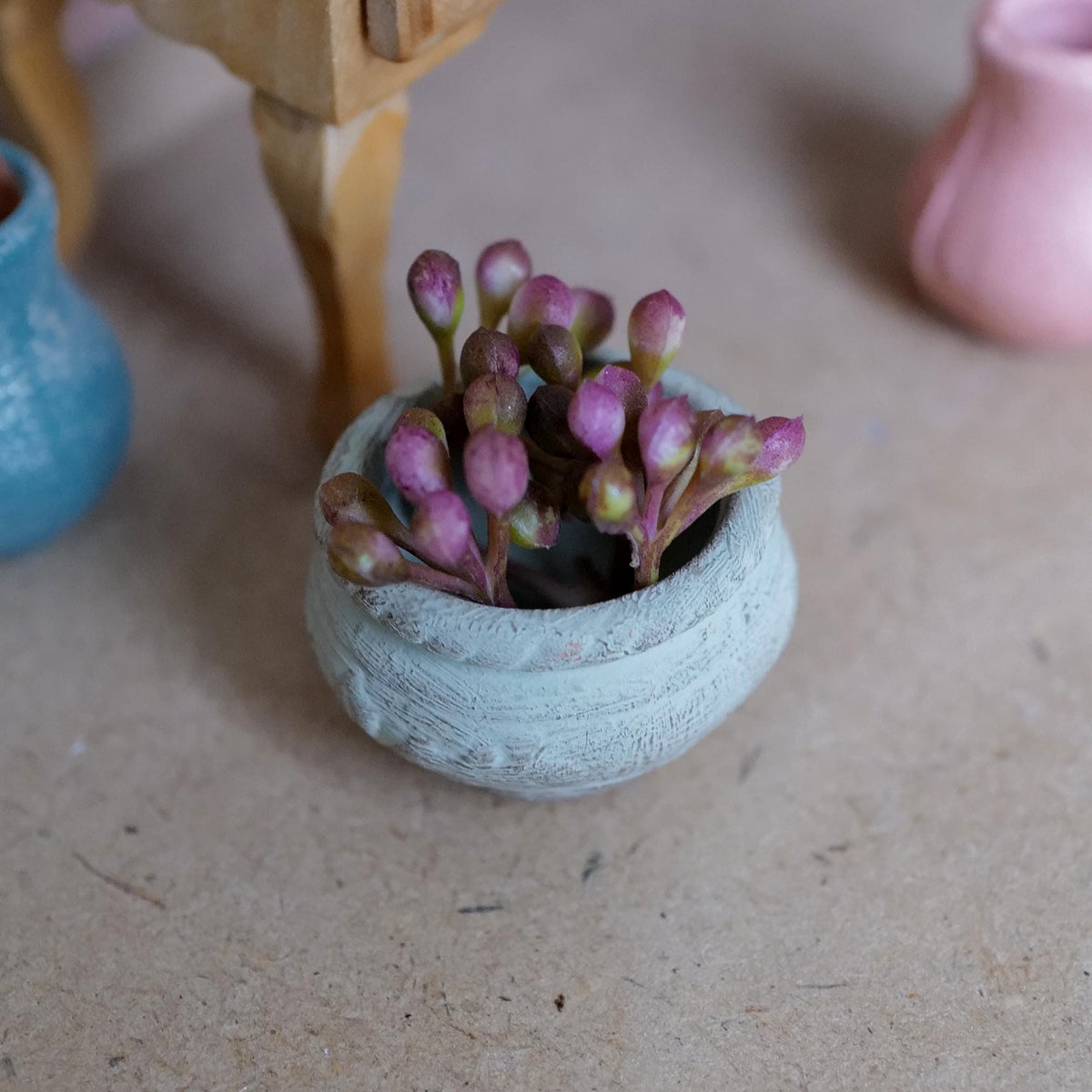 Miniatyr-krukväxt i lerkruka i skala 1:12, patinerad rund kruka med rosa blomknoppar, 1-1/4 tum i diameter, DIY-tillbehör till dockskåp (ljusgrön)
