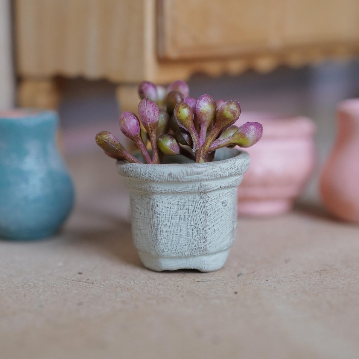 Miniatyr-potteplante i leire i skala 1:12, patinert sekskantet potte med rosa blomsterknopper, 1 tomme diameter, DIY-tilbehør til dukkehus (lysegrønn)