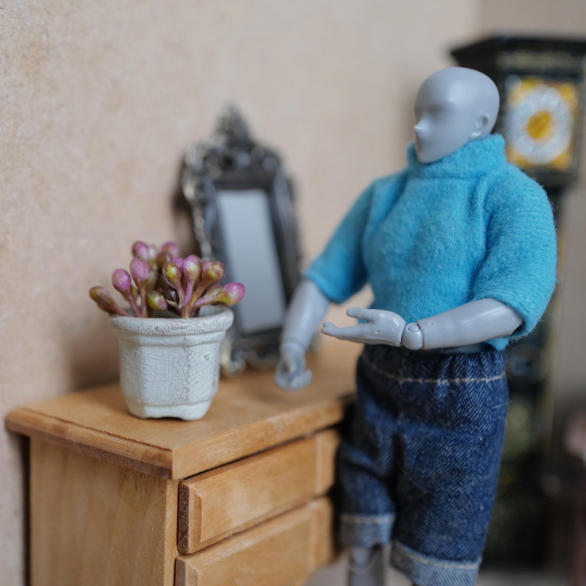 Miniatyr-potteplante i leire i skala 1:12, patinert sekskantet potte med rosa blomsterknopper, 1 tomme diameter, DIY-tilbehør til dukkehus (lysegrønn)