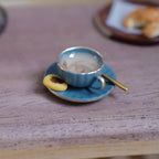 Miniatura à escala 1:12 de chávena e pires de café com colher e bolacha, 3/4 inch de diâmetro, decoração para casa de bonecas (azul) (grande) (não comestível)