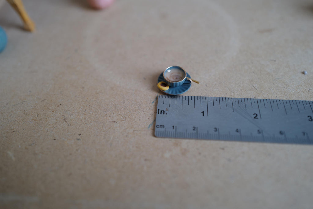 Miniatura à escala 1:12 de chávena e pires de café com colher e bolacha, 3/4 inch de diâmetro, decoração para casa de bonecas (azul) (grande) (não comestível)