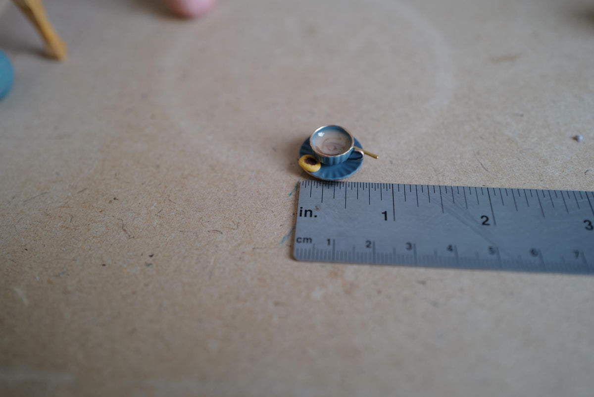Miniatura à escala 1:12 de chávena e pires de café com colher e bolacha, 3/4 inch de diâmetro, decoração para casa de bonecas (azul) (grande) (não comestível)