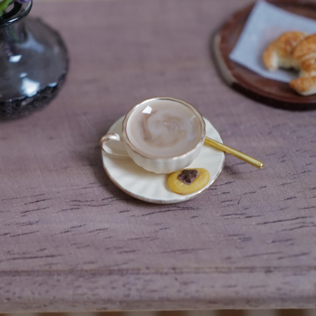 Miniatura a escala 1:12 de taza y plato de café con cucharilla y galleta, 3/4 inch de diámetro, decoración para casa de muñecas (beige) (grande) (no comestible)