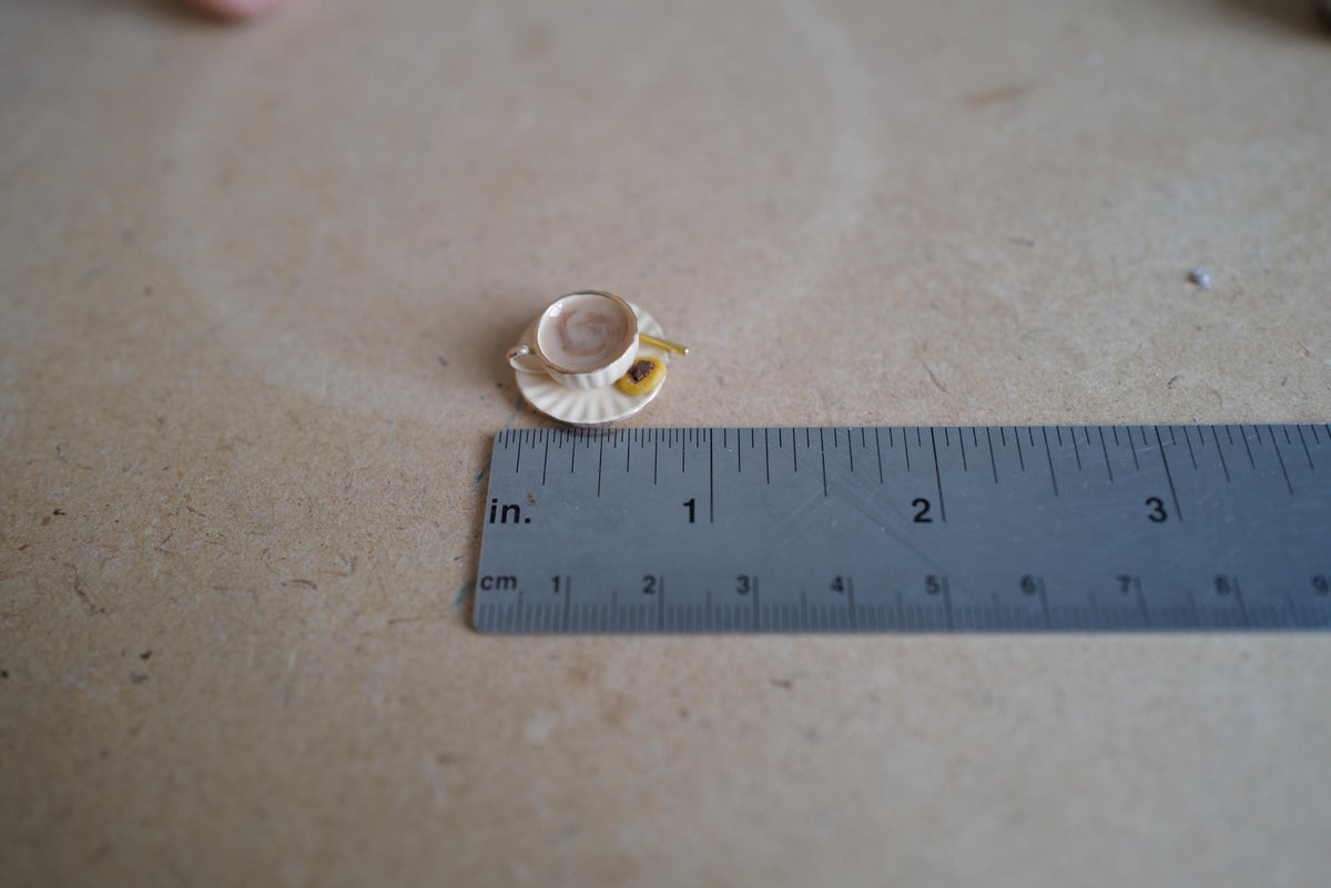 Miniatura a escala 1:12 de taza y plato de café con cucharilla y galleta, 3/4 inch de diámetro, decoración para casa de muñecas (beige) (grande) (no comestible)