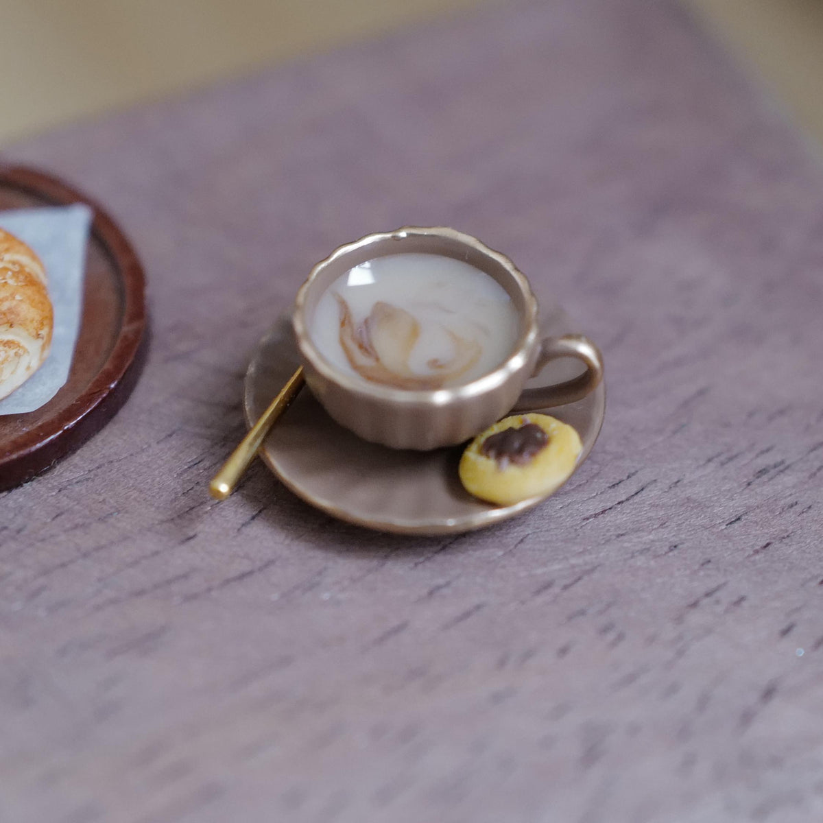 1/12スケール ミニチュア コーヒーカップ＆ソーサー（スプーン・クッキー付き）、直径3/4インチ、ドールハウス用インテリア（ブラウン）（ラージ）（食べられません）