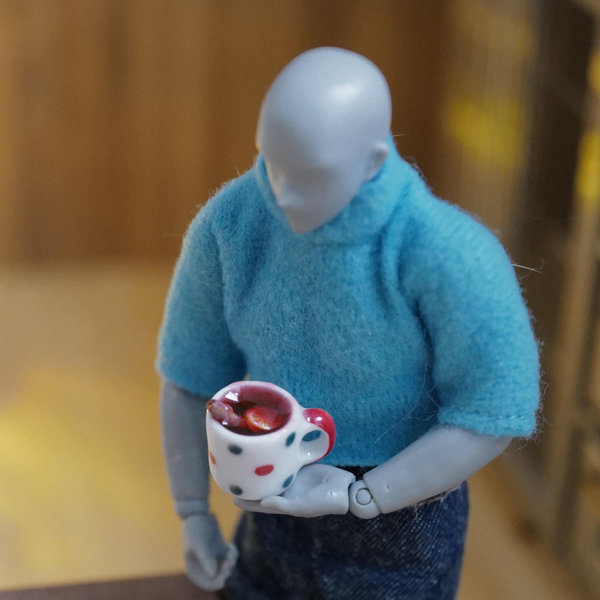 Miniatura a escala 1:12 de taza de cerámica de lunares con vino caliente, rama de canela y rodaja de naranja, 7/16 inch de alto, decoración para casa de muñecas (no comestible)
